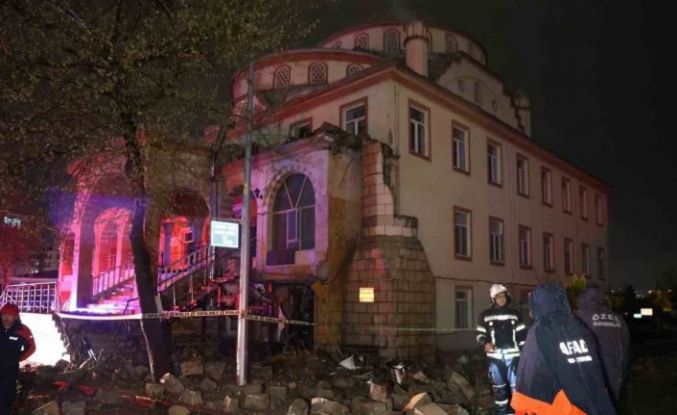 Elazığ’da yıldırımın isabet ettiği caminin minaresi yıkıldı