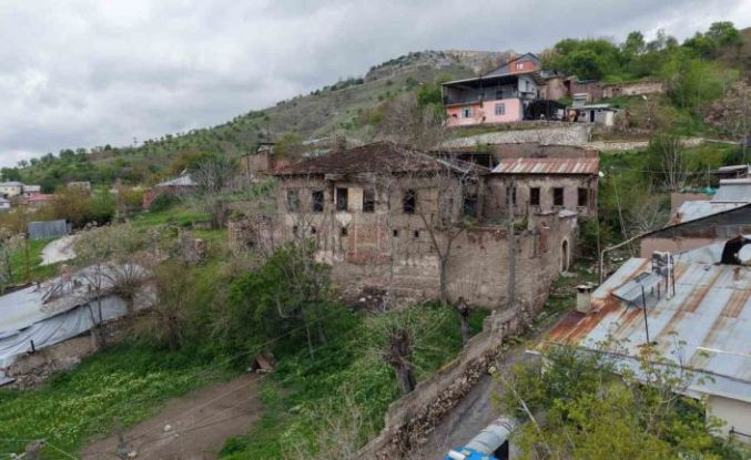 Elazığ’ın 5 asırlık mirası Nihat Bey Konağı bahar renklerine büründü
