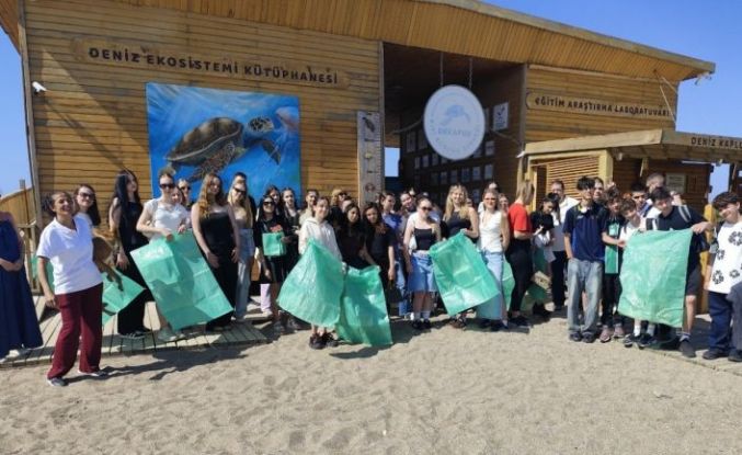 Erasmus ile Manavgat’a gelen öğrenci ve öğretmelerden temizlik etkinliği