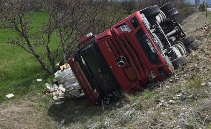 Erzincan’da soda yüklü tır devrildi