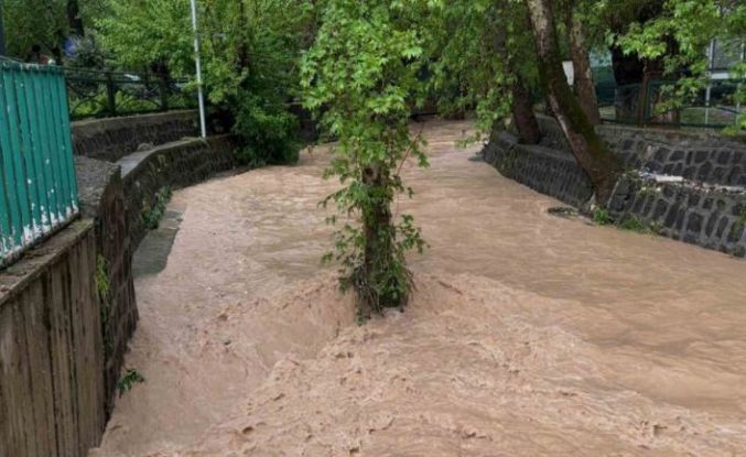 Gaziantep’te fırtınada çatılar uçtu, dereler taştı