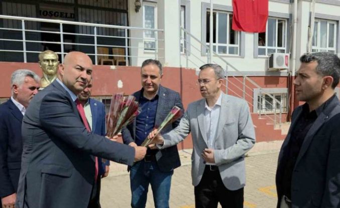 Hassalı muhtarlardan öğretmenlere çiçekli teşekkür