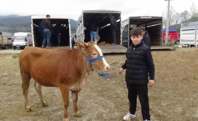 Hayvan pazarının en küçük celepçisi kurbanlık satıyor