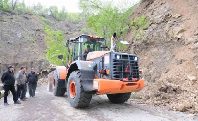 Kastamonu’da heyelan sebebiyle kapanan yol ulaşıma açıldı