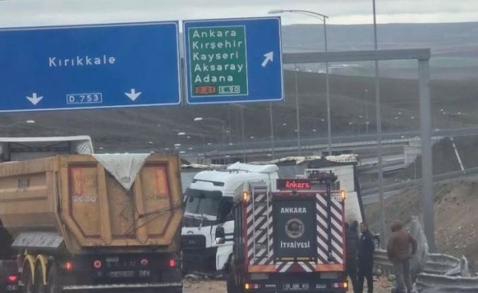 Konya’da meyve ve sebze yüklü tır bariyerlere çarptı: 1 yaralı