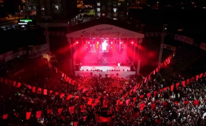 Kumluca’da festival coşkusu Poizi konseriyle devam etti