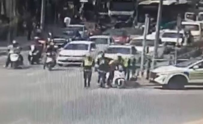 Kuryeyi polisin ‘heimlich’ manevrası kurtardı