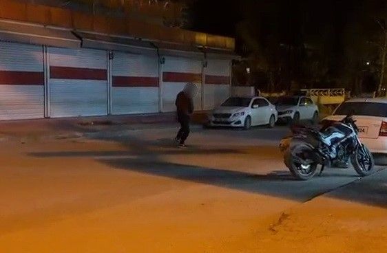 Madde bağımlısı yolun ortasında yalpalayarak ilerledi