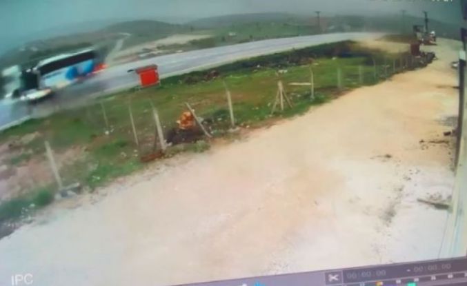 Malatya’da 3 kişinin hayatını kaybettiği otobüs kazası kamerada