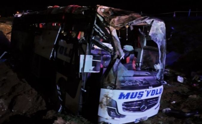 Malatya’da otobüs kazası sonrası yolcuların özel eşyaları toplandı