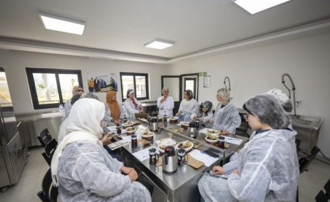 Mersin’de kadın üreticilere bitki çayı eğitimi