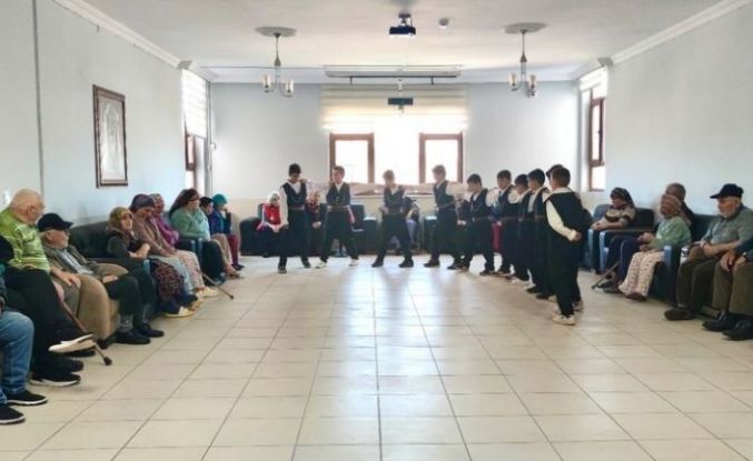 Öğrencilerden huzurevi sakinlerine renkli program