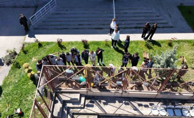 Okul bahçesi lavanta ve güllerle donatıldı