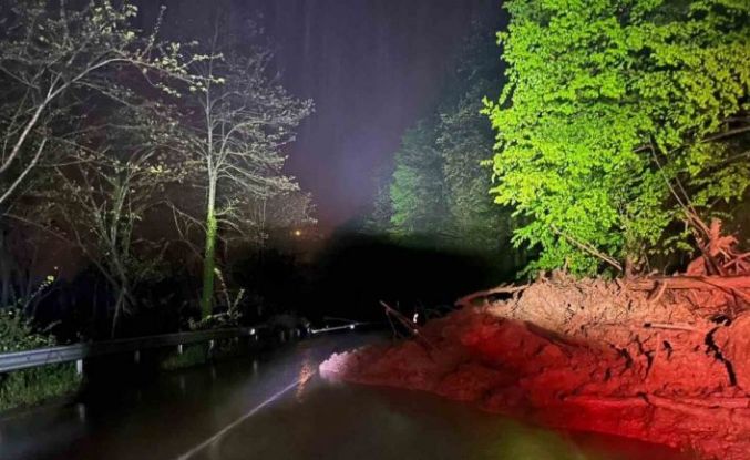 Ordu’da heyelan nedeniyle yol ulaşıma kapandı