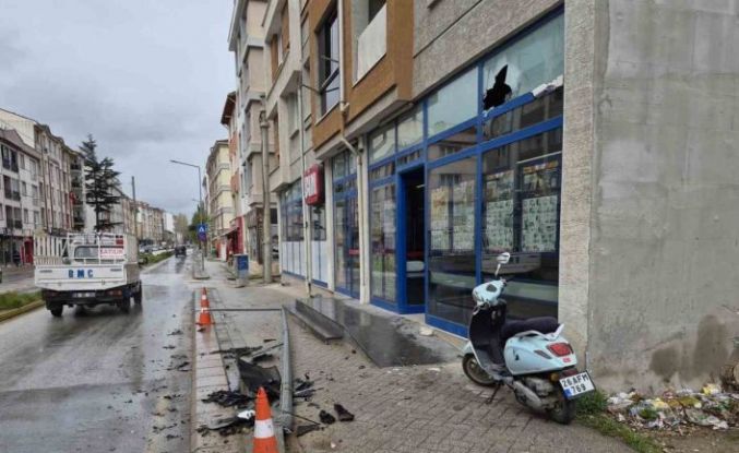 Otomobilin çarptığı aydınlatma direği marketin camını kırdı: 1 yaralı