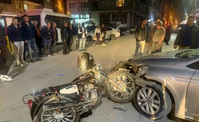 Otomobilin motosikletle çarpıştığı kaza güvenlik kamerasında