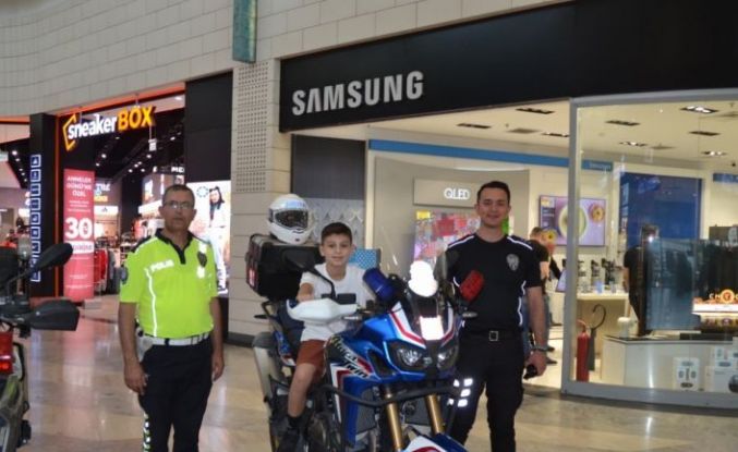 Polis, çocukları motosiklete bindirip çeşitli hediyeler dağıttı