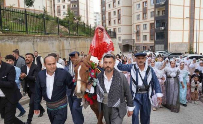 Şırnak’ta dünyaevine giren gelin, asırlık gelenekle baba evinden alındı