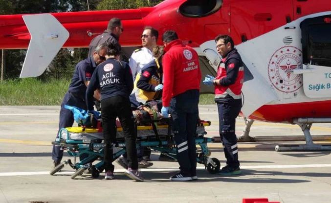 Tarlada bacağı kırılan kadın, ambulans helikopterle hastaneye ulaştırıldı