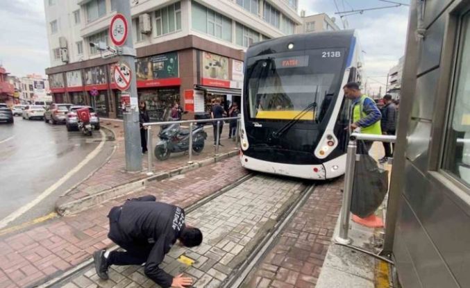 Tramvayın altına giren yavru kedi, yolcuları ve durak görevlilerini alarma geçirdi
