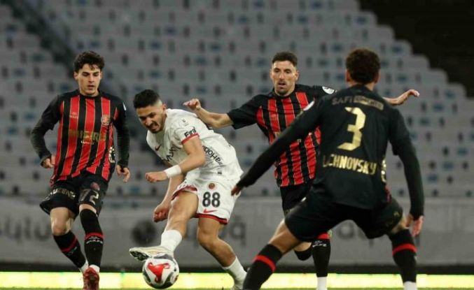 Trendyol Süper Lig: Fatih Karagümrük: 1 - Gençlerbirliği: 0 (İlk yarı)