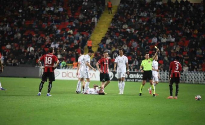 Trendyol Süper Lig: Gaziantep FK: 0 - Beşiktaş: 2 (İlk yarı)