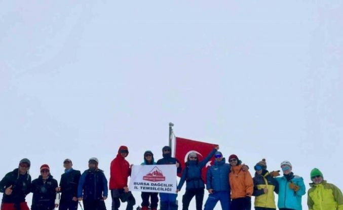 Uludağ’da mayısta kar sürprizi: 2 metre karda Türk bayrağı dalgalandı