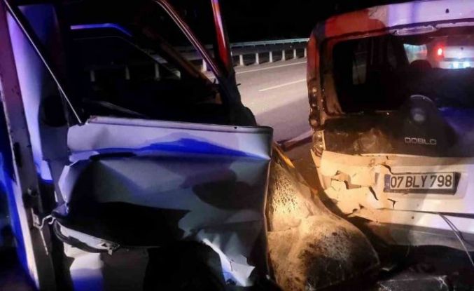 Alanya’da kamyonet park halindeki otomobile çarptı: 1 yaralı