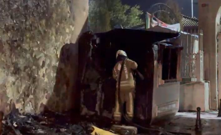 Fatih’te güvenlik kulübesi alev alev yandı