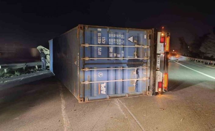 Hatay’da fırtına nedeniyle tırlar devrildi