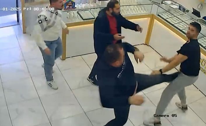 Kuyumcuların ’müşteri’ kavgası kamerada