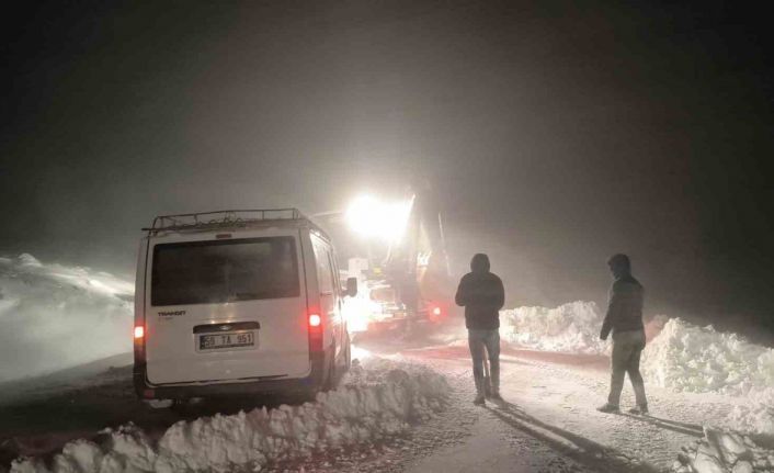 Muş’ta köy yolunda mahsur kalan 7 kişi kurtarıldı