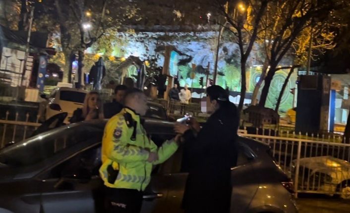 Polislerin sabır sınavı: 1.96 promil alkollü sürücü uygulama noktasını birbirine kattı, polislere hakaret etti