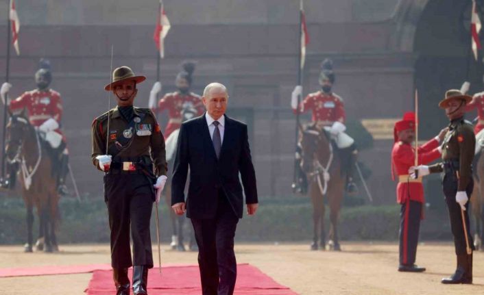 Putin, Hindistan’da resmi törenle karşılandı