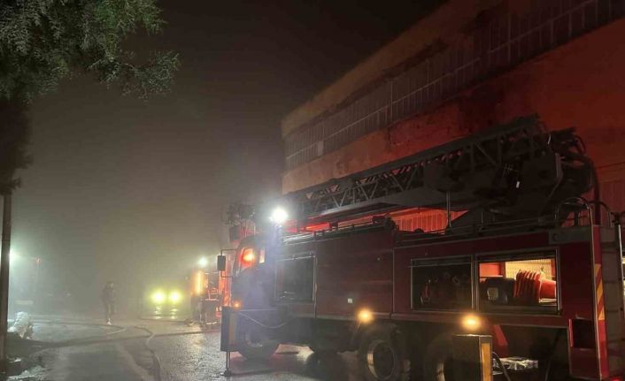 Uşak’ta poşet fabrikasında çıkan yangın söndürüldü