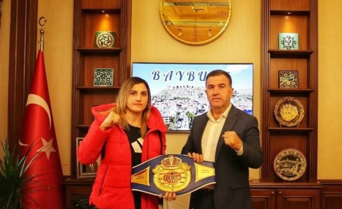 Vali Eldivan’dan dünya şampiyonu Turhan’a tebrik