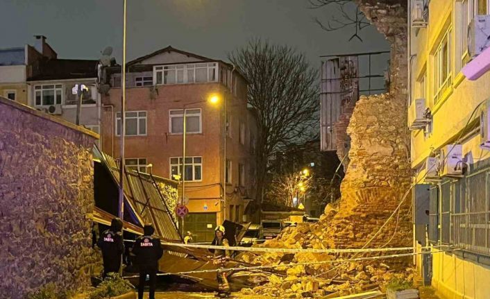 Beyoğlu’nda tarihi metruk binanın duvarı böyle yıkıldı