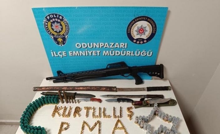 Bisikletle çarptığı vatandaşı tehdit eden şahsın iş yerinden cephanelik çıktı