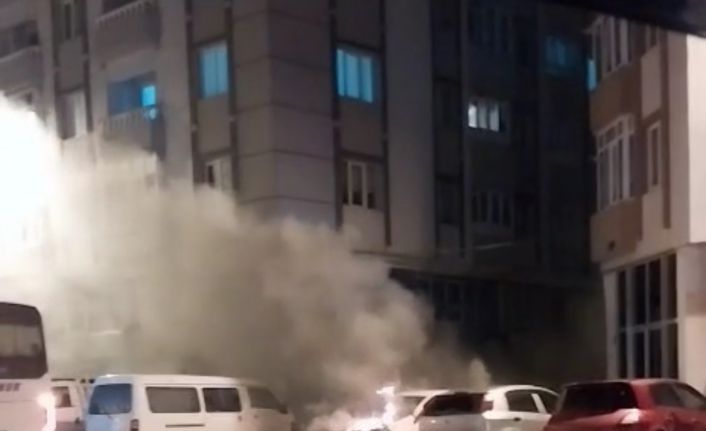 Çorlu’da park halindeki otomobile alev alev yandı
