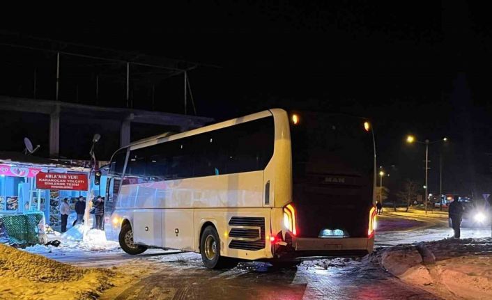 Elazığ’da facianın eşiğinden dönüldü: Otobüs devrilmekten son anda böyle kurtuldu