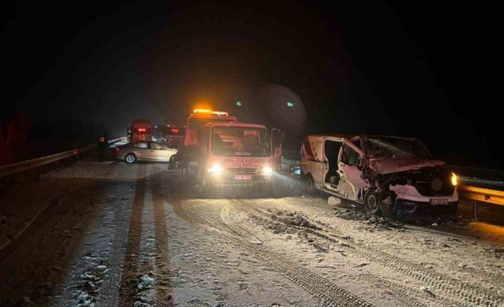 Kamyonet zincirleme kazaya neden oldu... O anlar kamerada