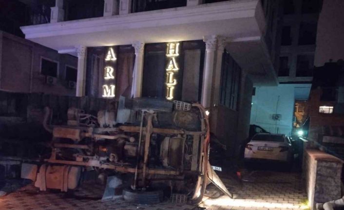 Maltepe’de moloz yüklü kamyonet otomobilin üzerine devrildi