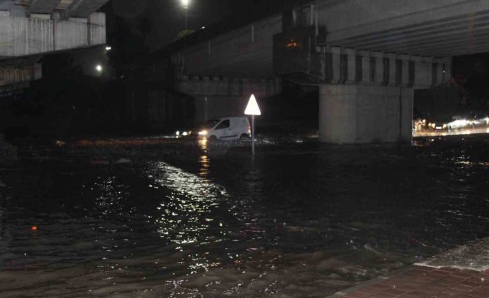 Adana’da gece bastıran sağanak yağış yolları göle çevirdi