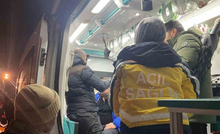 Ağrı’da üzerine çığ düşen araçtaki 4 personel kurtarıldı