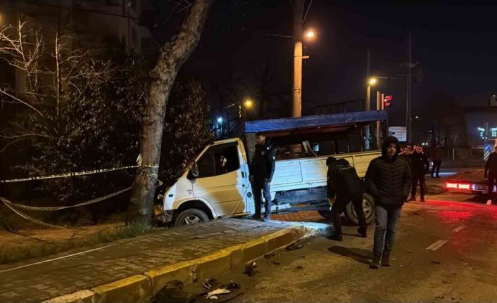 Akıl almaz kaza: Kamyonetler çarpıştı, savrulan stepne yayayı ağır yaraladı