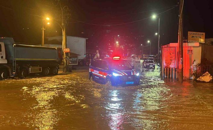Alanya’da Oba çayı taştı, caddeler sular altında kaldı