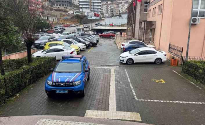 Alaplı’da bir araçta 200 bin adet boş makaron yakalandı