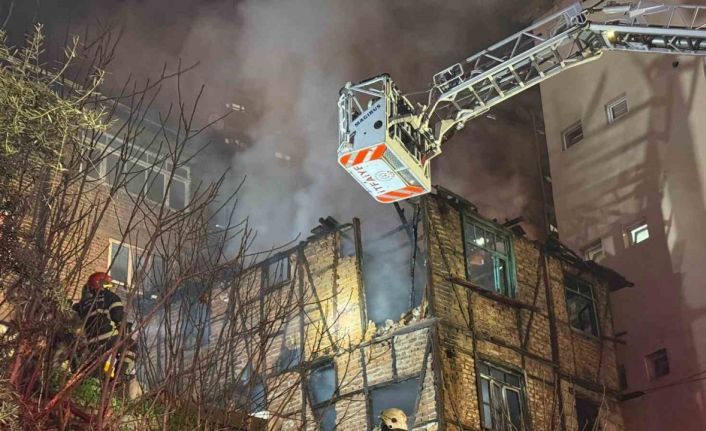 Alev alev yanan iki katlı ahşap metruk bina küle döndü