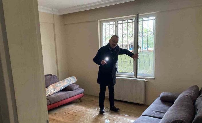 Altyapı çalışması sonrası apartmanı su bastı