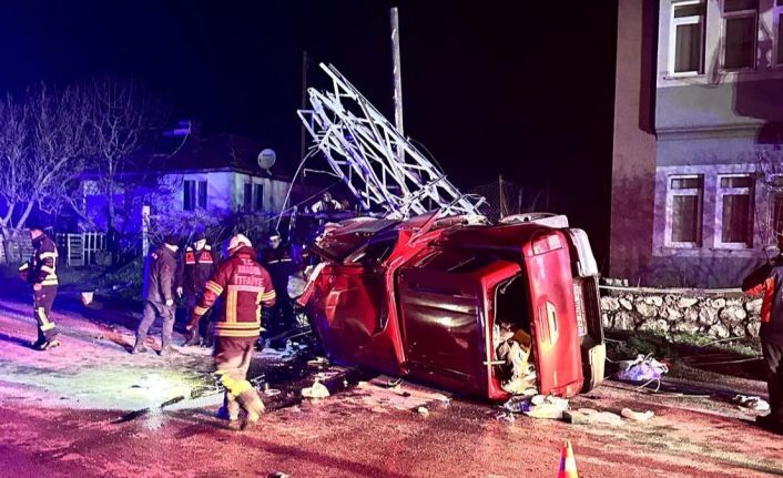 Amasya’da kamyonet çarptığı elektrik direğini ikiye ayırdı: 1 yaralı